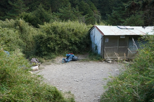 Heishuitang 小屋の隣にあるキャンプサイト，標高約2732 m